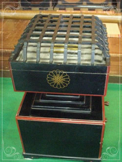 比叡山延暦寺のお堂に置かれた常香盤