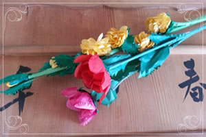 「薬師寺修二会花会式の作り花」椿と山吹